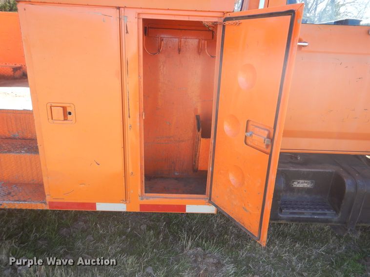 image for item DI2457 1993 Ford F700 bucket truck