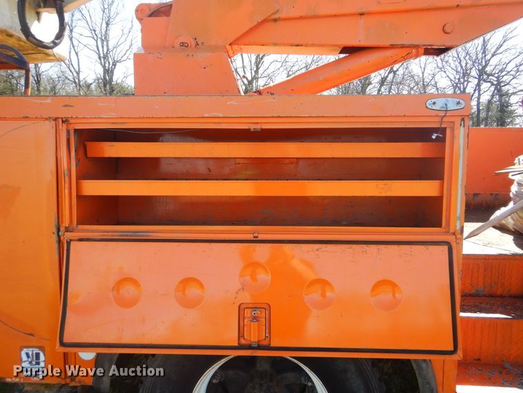 image for item DI2457 1993 Ford F700 bucket truck