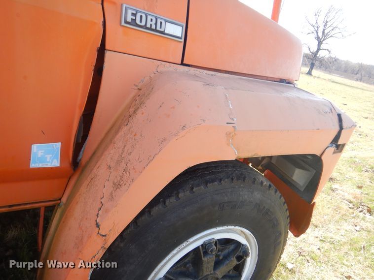 image for item DI2457 1993 Ford F700 bucket truck