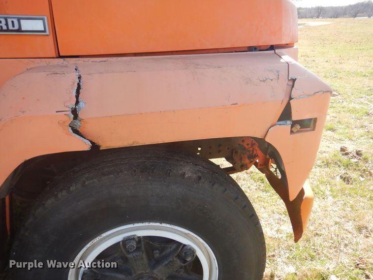 image for item DI2457 1993 Ford F700 bucket truck