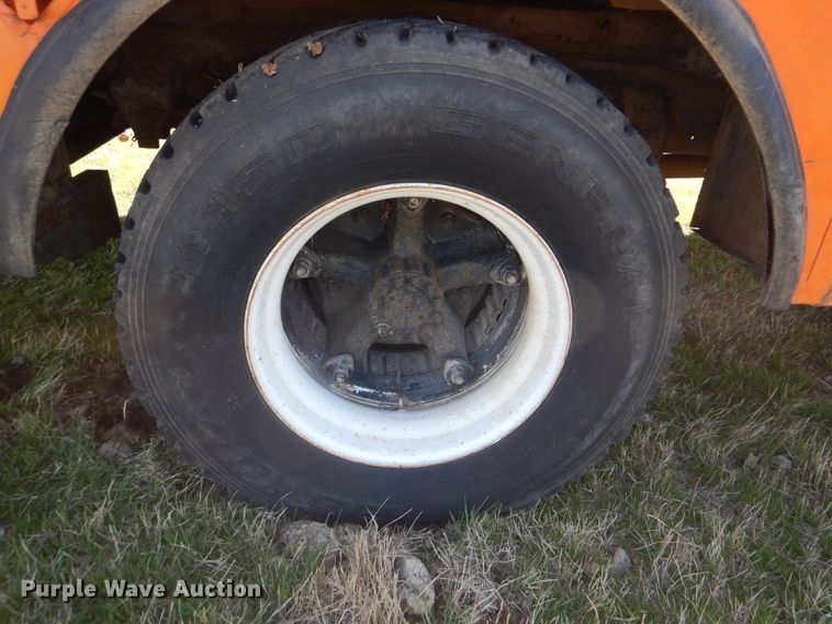image for item DI2457 1993 Ford F700 bucket truck