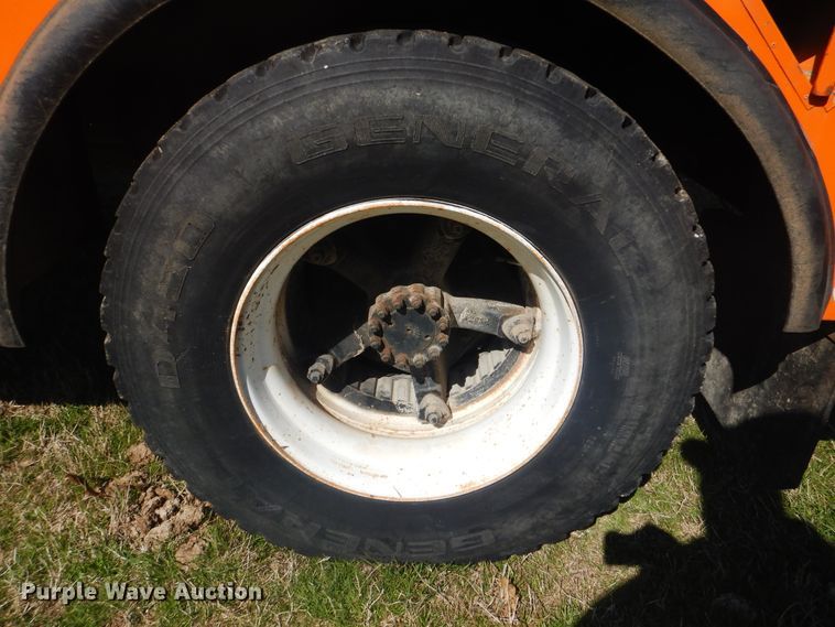 image for item DI2457 1993 Ford F700 bucket truck