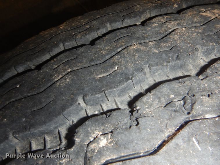 image for item DI2457 1993 Ford F700 bucket truck