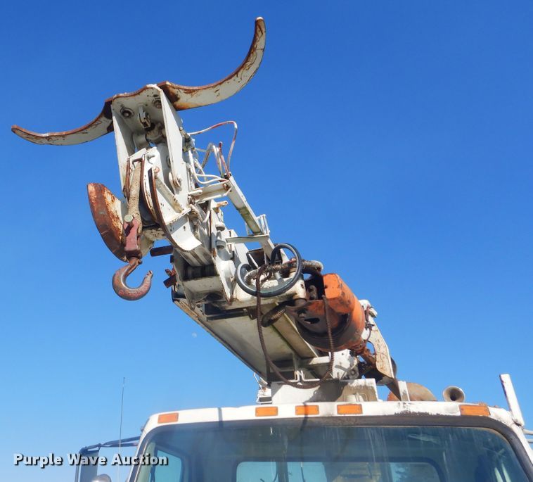 image for item DI2459 2002 International 4800 digger derrick truck