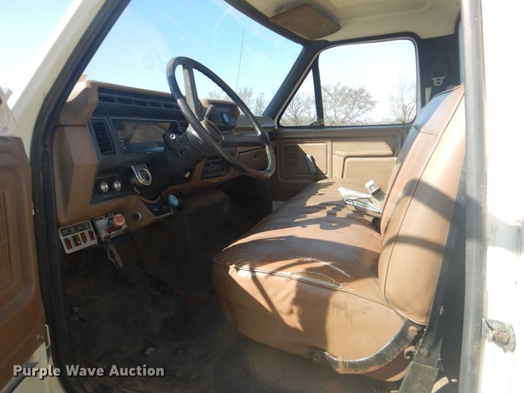 image for item DI2461 1994 Ford F700 bucket truck