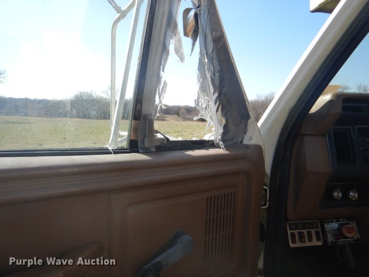 image for item DI2461 1994 Ford F700 bucket truck