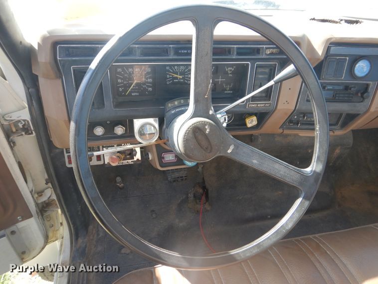 image for item DI2461 1994 Ford F700 bucket truck