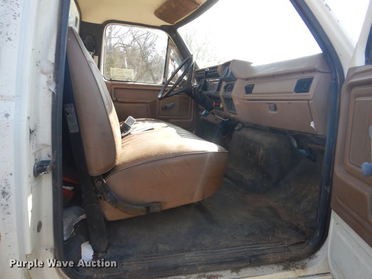 image for item DI2461 1994 Ford F700 bucket truck