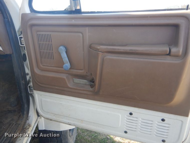 image for item DI2461 1994 Ford F700 bucket truck