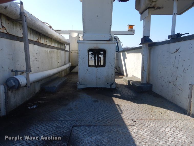 image for item DI2461 1994 Ford F700 bucket truck