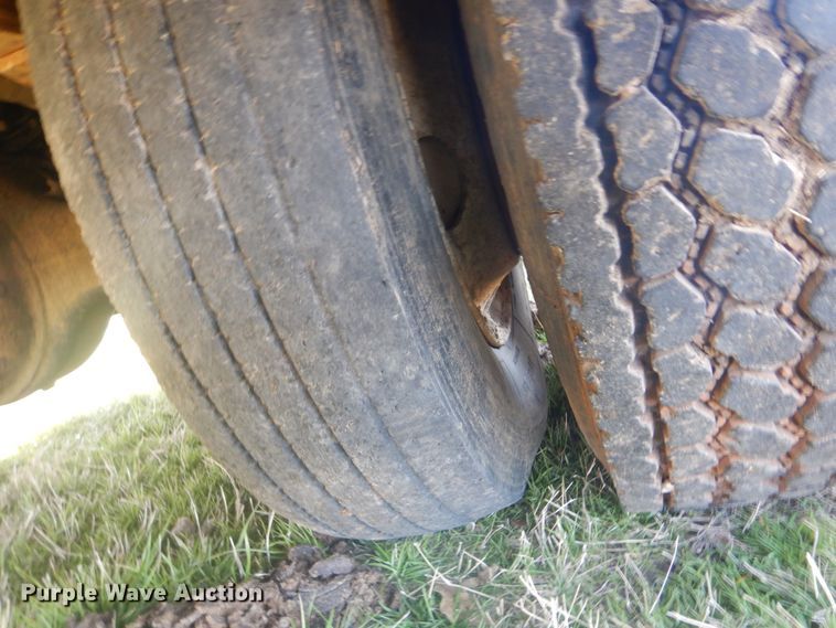 image for item DI2461 1994 Ford F700 bucket truck