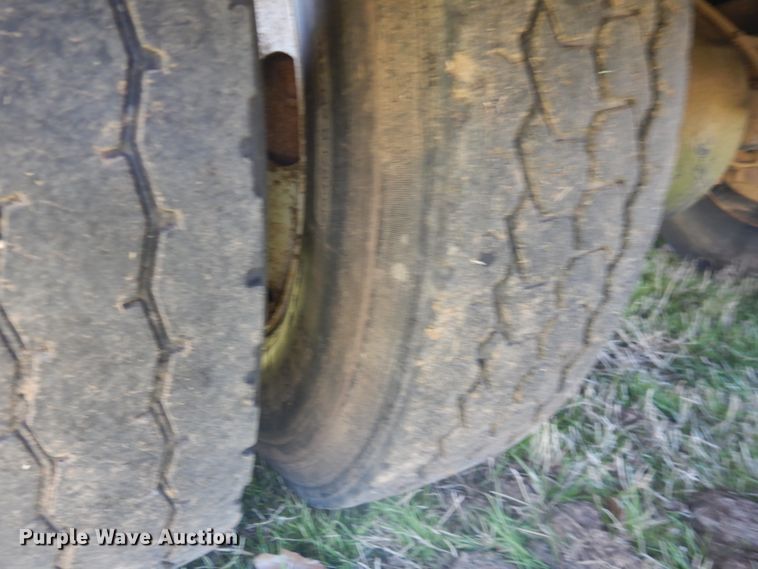 image for item DI2461 1994 Ford F700 bucket truck