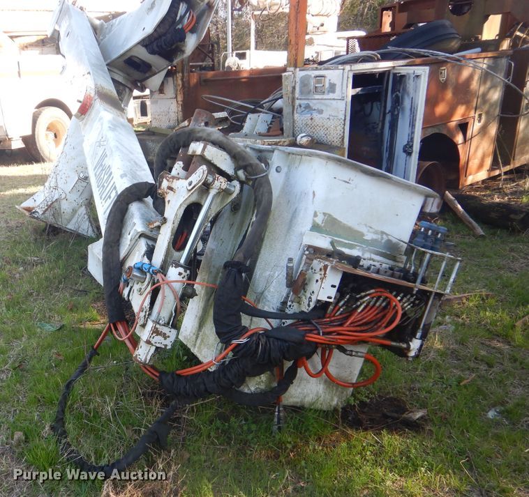 image for item DI2464 1999 Versalift VST-2401 bucket lift