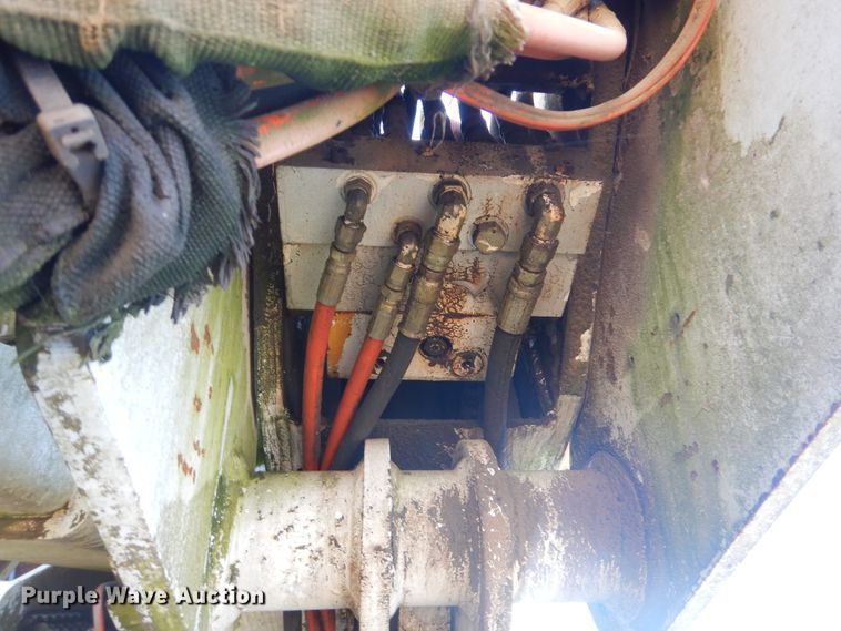 image for item DI2464 1999 Versalift VST-2401 bucket lift