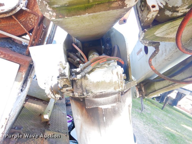 image for item DI2464 1999 Versalift VST-2401 bucket lift