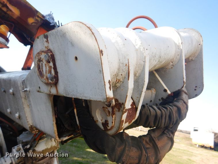 image for item DI2464 1999 Versalift VST-2401 bucket lift