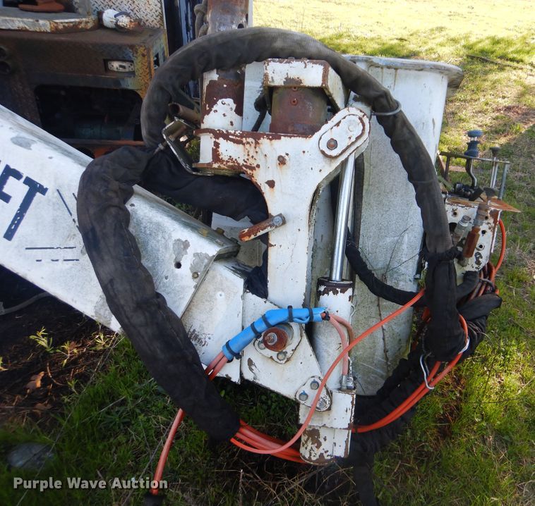 image for item DI2464 1999 Versalift VST-2401 bucket lift