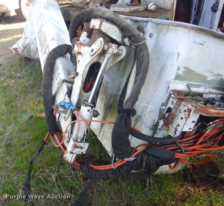 image for item DI2464 1999 Versalift VST-2401 bucket lift