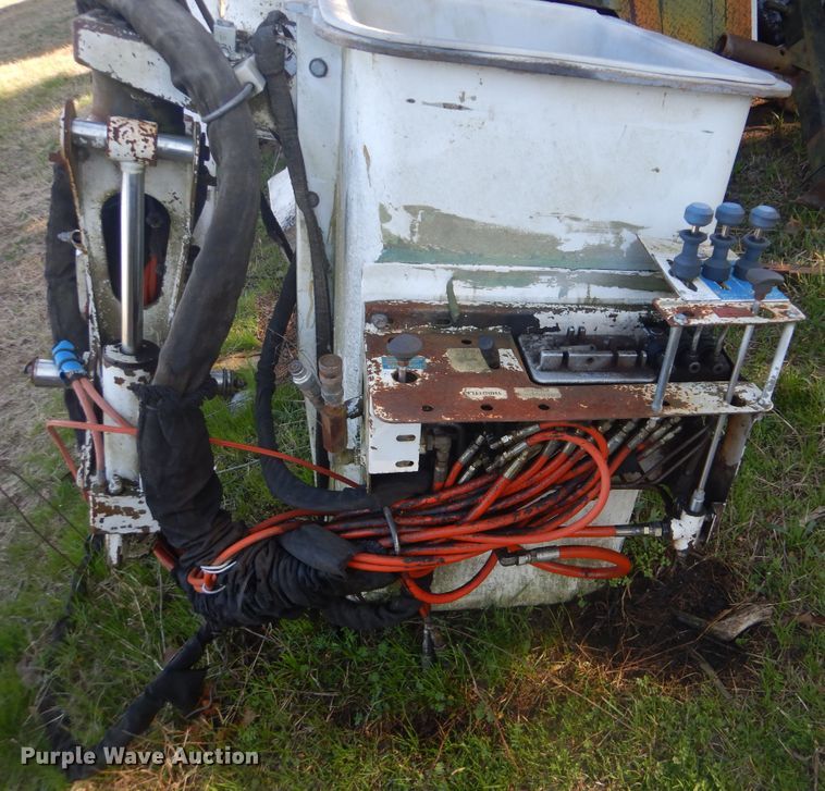 image for item DI2464 1999 Versalift VST-2401 bucket lift