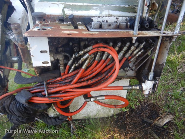 image for item DI2464 1999 Versalift VST-2401 bucket lift