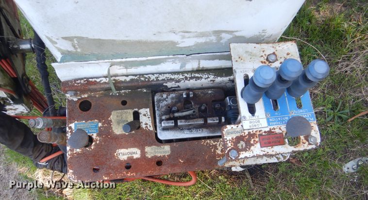 image for item DI2464 1999 Versalift VST-2401 bucket lift