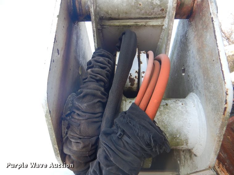 image for item DI2464 1999 Versalift VST-2401 bucket lift