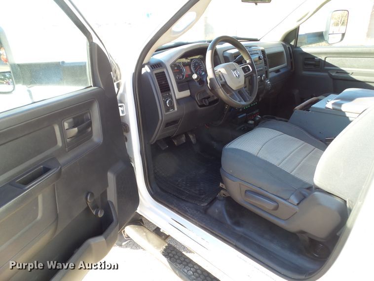 image for item EM9929 2011 Dodge Ram 5500 bucket truck