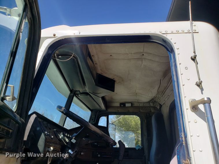 image for item EZ9112 1992 Freightliner FLD120 dump truck