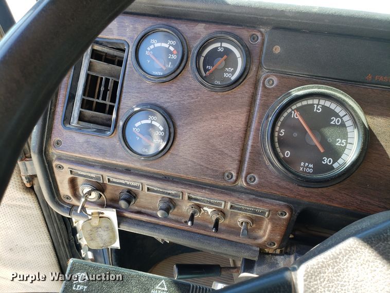 image for item EZ9112 1992 Freightliner FLD120 dump truck