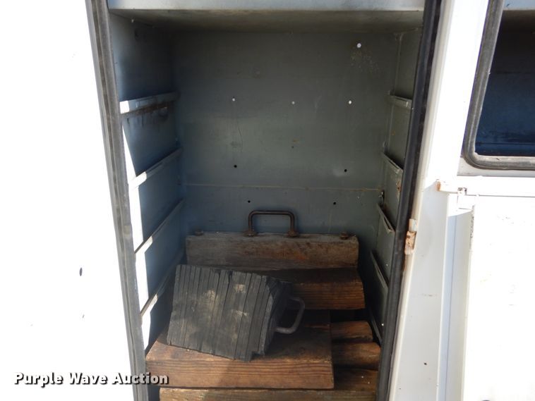 image for item GB9789 1990 Ford F800 bucket truck