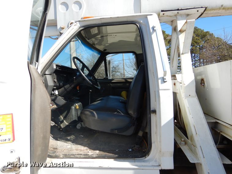 image for item GB9789 1990 Ford F800 bucket truck
