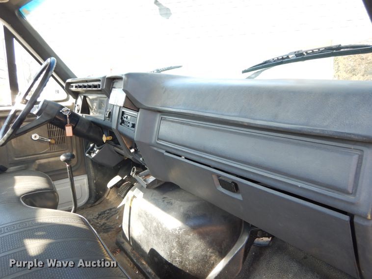 image for item GB9789 1990 Ford F800 bucket truck