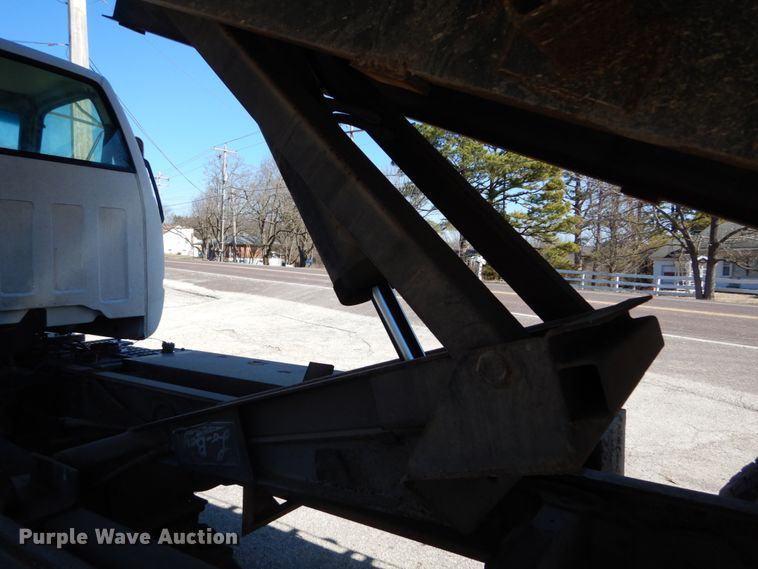 image for item GB9790 1999 GMC C6500 chip bed truck