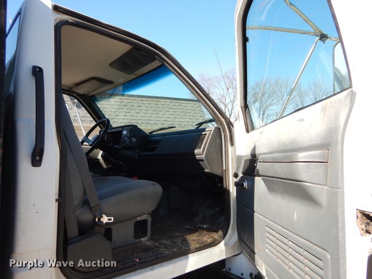 image for item GB9790 1999 GMC C6500 chip bed truck