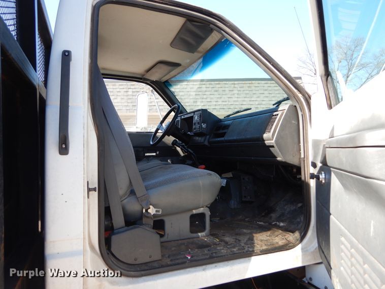 image for item GB9790 1999 GMC C6500 chip bed truck