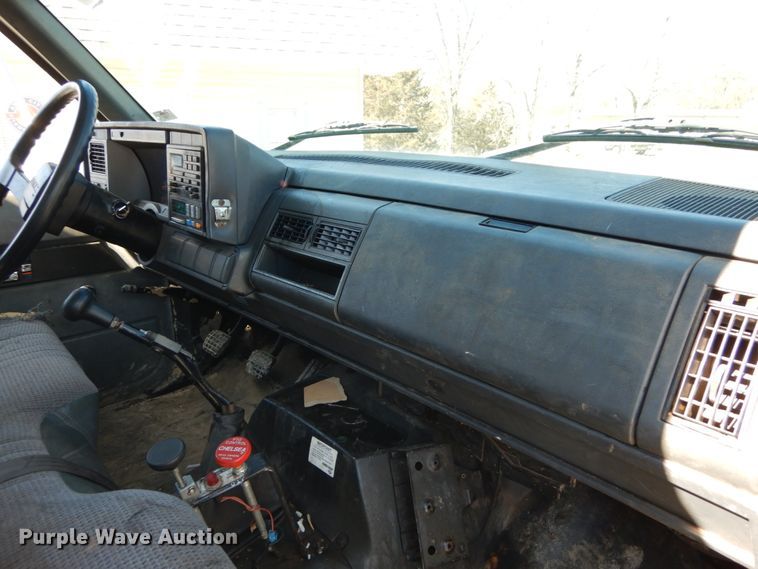 image for item GB9790 1999 GMC C6500 chip bed truck