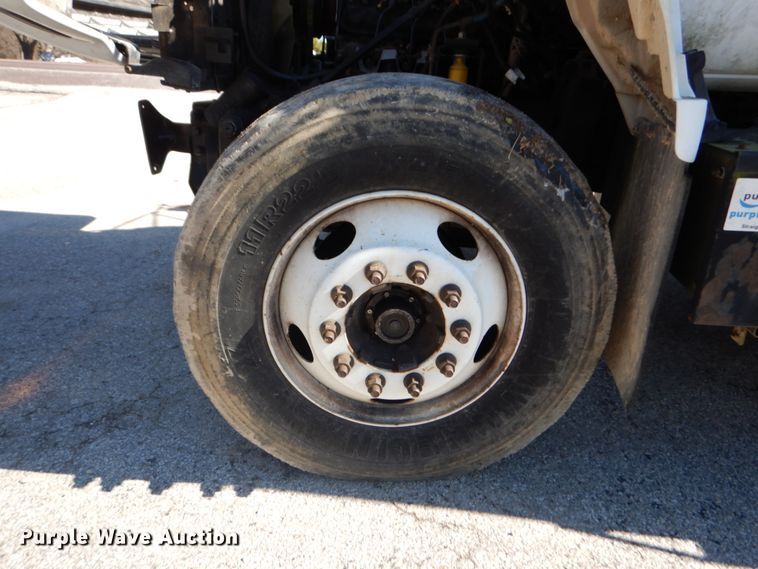 image for item GB9790 1999 GMC C6500 chip bed truck