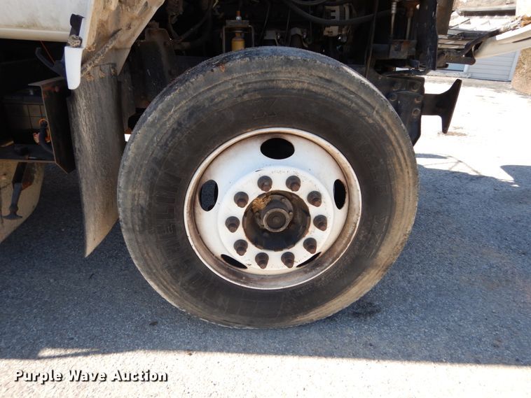 image for item GB9790 1999 GMC C6500 chip bed truck