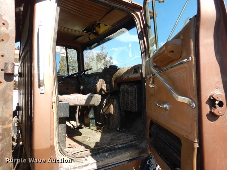 image for item GB9795 1990 Ford L9000 flat dump bed truck