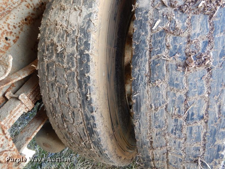 image for item GB9795 1990 Ford L9000 flat dump bed truck