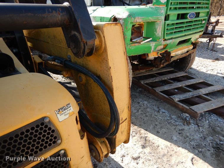 image for item GB9796 2002 John Deere 240  skid steer loader