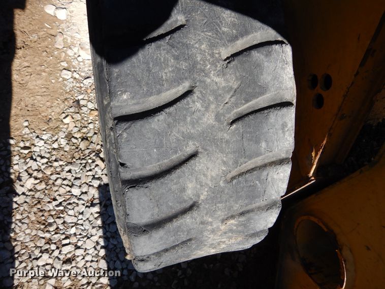 image for item GB9796 2002 John Deere 240  skid steer loader