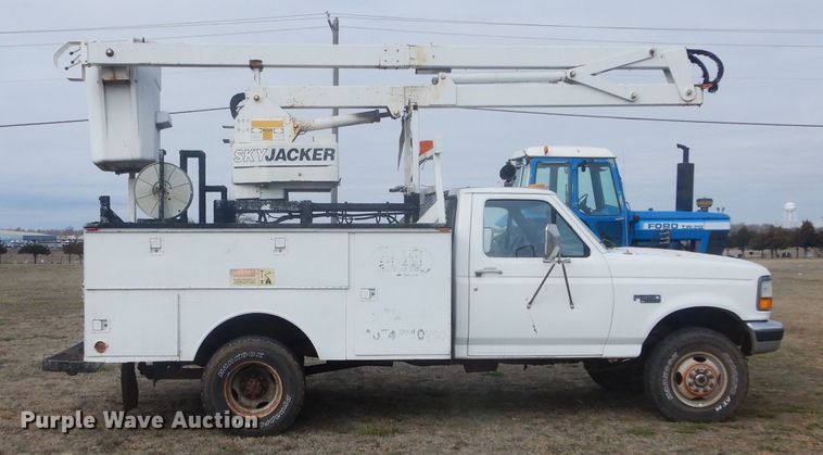 image for item GE9239 1996 Ford F350 Super Duty bucket truck