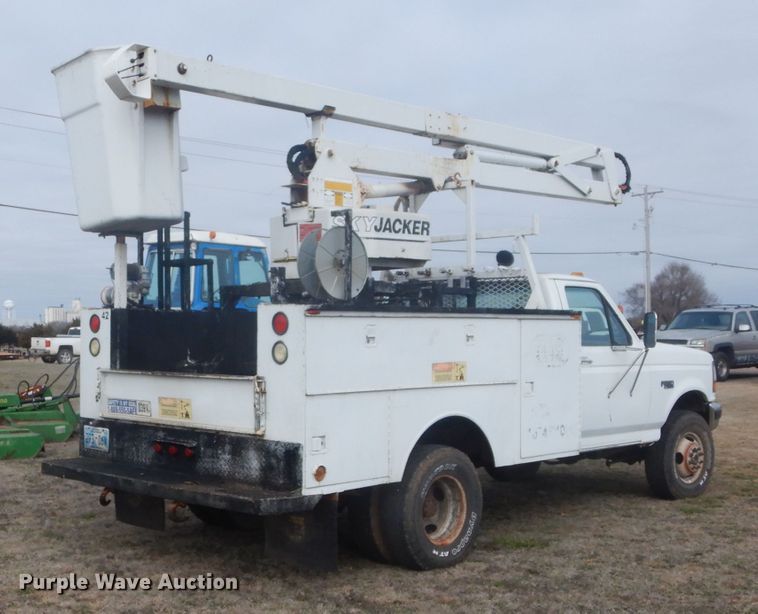 image for item GE9239 1996 Ford F350 Super Duty bucket truck