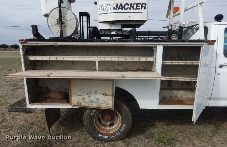 image for item GE9239 1996 Ford F350 Super Duty bucket truck