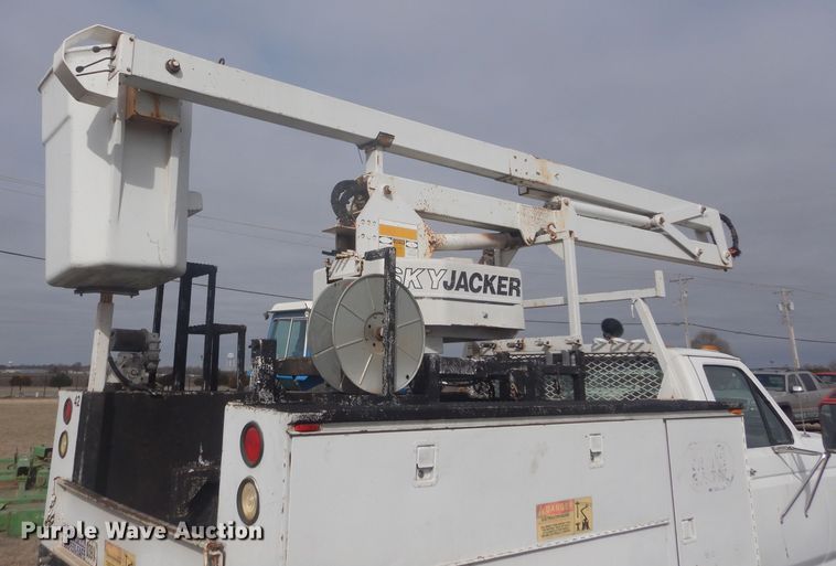 image for item GE9239 1996 Ford F350 Super Duty bucket truck