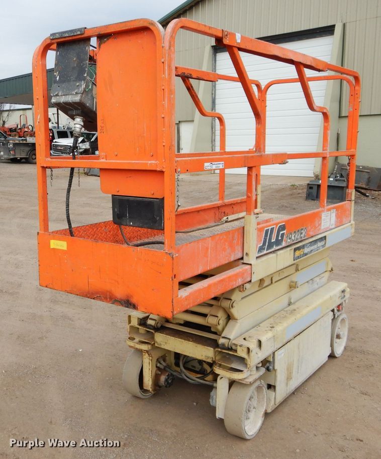 image for item GE9241 JLG 1932E2 scissor lift