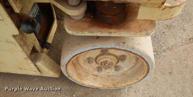 image for item GE9242 JLG 1932EC scissor lift