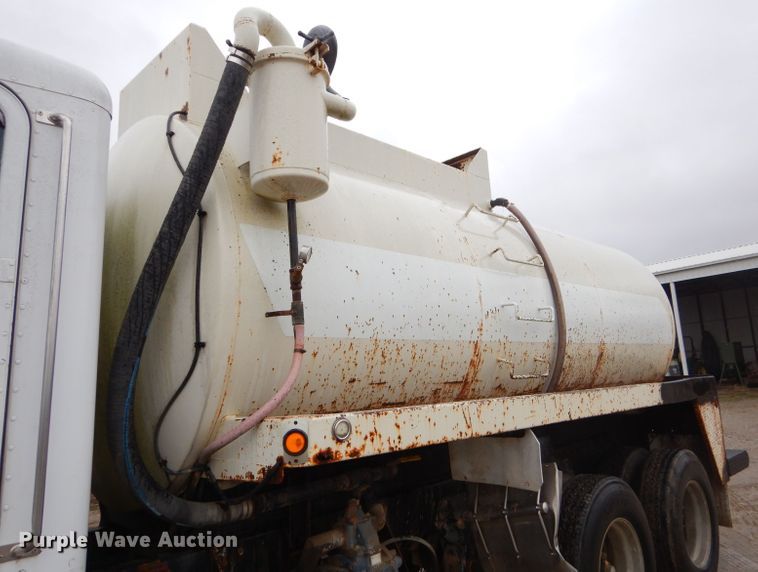 image for item GG9700 1995 Peterbilt 378 tank truck