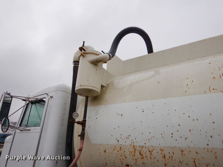 image for item GG9700 1995 Peterbilt 378 tank truck